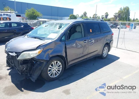 2013 Toyota Sienna Xle V6 8 Passenger z USA, uszkodzony, nr VIN 5TDYK3DC3DS298291